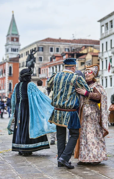 Casais venezianos dançando — Fotografia de Stock