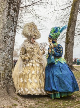 iki insan kılığında tartışıyor