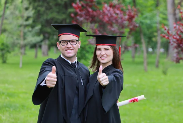 Happy Couple in the Graduation Day — Stock Photo, Image