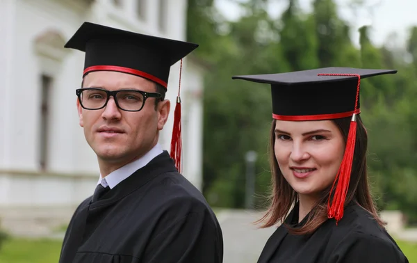 Retrato de um casal no dia da formatura — Fotografia de Stock