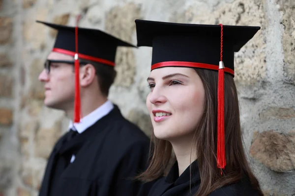 Cuplu tânăr în ziua absolvirii — Fotografie, imagine de stoc