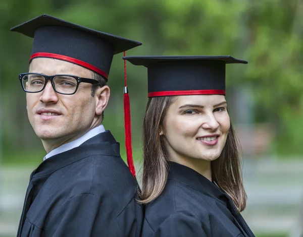 Retrato de um casal no dia da formatura — Fotografia de Stock