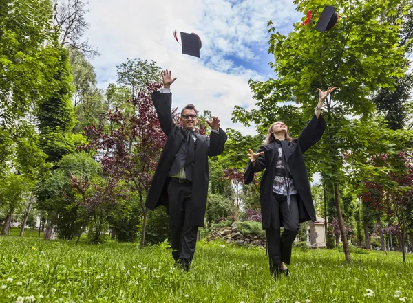 Happy Couple in the Graduation Day — Stock Photo, Image