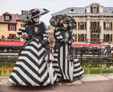 kılık değiştirmiş kişiler