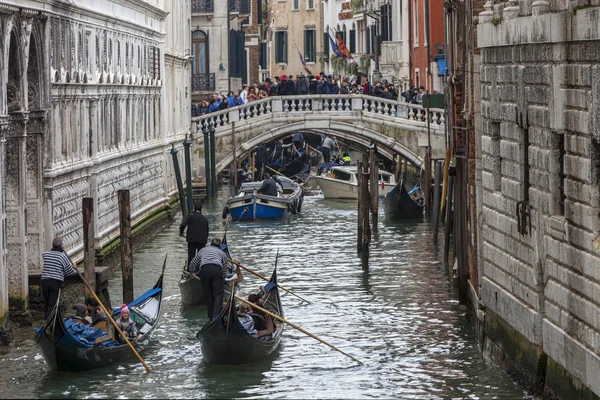 Гондоли на венеціанський канал — стокове фото