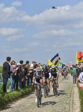 Grup üç bisikletçiler-paris-roubaix 2014