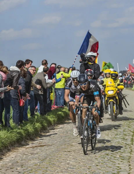 Dos ciclistas en París Roubaix 2014 — Foto de Stock
