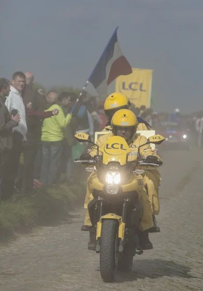 A bicicleta amarela no pó Paris Roubaix 2014 — Fotografia de Stock