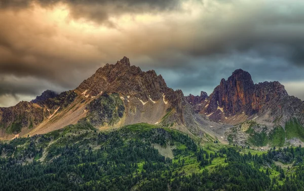 Zataženo slunce nad vrcholy — Stock fotografie