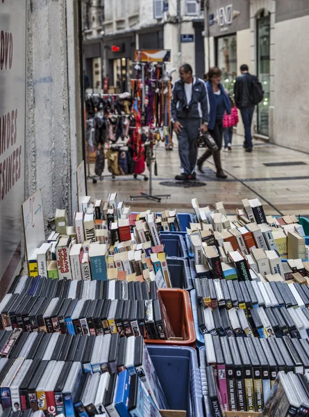 Stand de rua com livros e DVDs — Fotografia de Stock