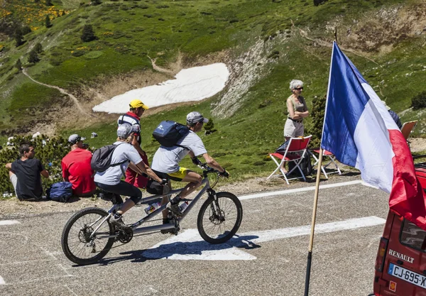 COL DE VAL LOURON-AZET, FRANCE, JULY 07, 2013: amateur cyclist couple — Stock Photo, Image