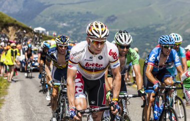 Pirene Dağları'nda peloton