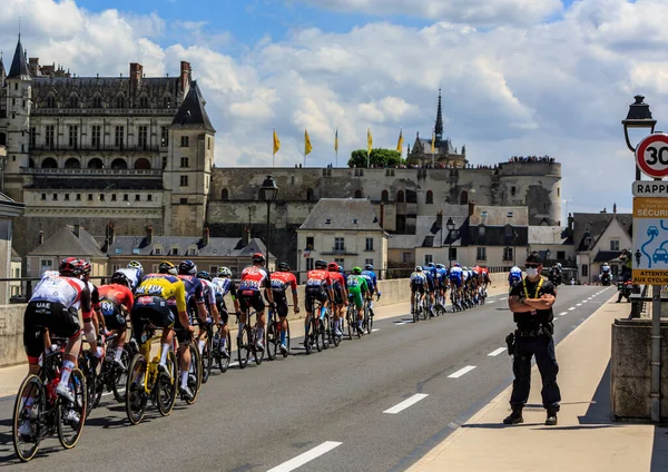 Amboise Franciaország 2021 Július Amboise Kastély Előtti Hídon Áthaladó Peloton — Stock Fotó