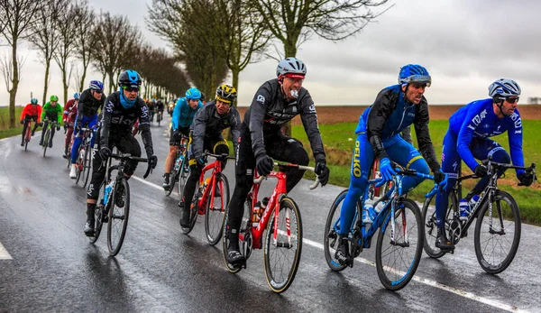 Angerville, Fransa - 6 Mart 2017: 6 Mart, 2017 Paris-Nice ikinci aşama sırasında bir ıslak yolda sürme peloton.
