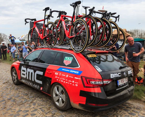 Templeuve, Fransa - 08 Nisan 2018: Paris-Roubaix 2018 yıllarında Templeuve 'deki kaldırım taşı yolda BMC ekibinin teknik aracı. 