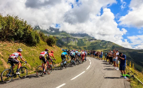 Col de la Madeleine, Fransa - 24 Ağustos 2020: Kriteryum du Dauphine 2020 'nin üçüncü safhasında Col de la Madeleine yoluna çıkan pelotonun arka manzarası. 