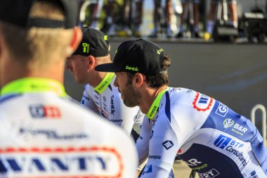 Chartres, Fransa - 13 Ekim 2019: Wanty-Gobert Bisiklet Takımı 'ndan Belçikalı bisikletçi Pieter Vanspeybrouck, Fransa' nın sonbahar bisiklet yarışı Paris-2019 'dan önceki sunum sırasında podyuma çıkmayı bekliyor.