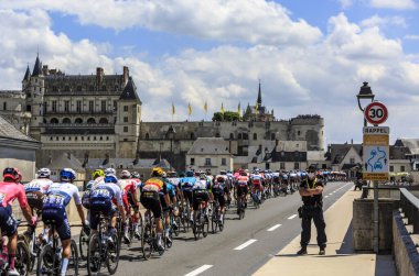Amboise, Fransa - Temmuz 1.2021: Fransa Bisiklet Turu sırasında Amboise Kalesi 'nin önündeki köprüden geçen pelotonun görüntüsü.