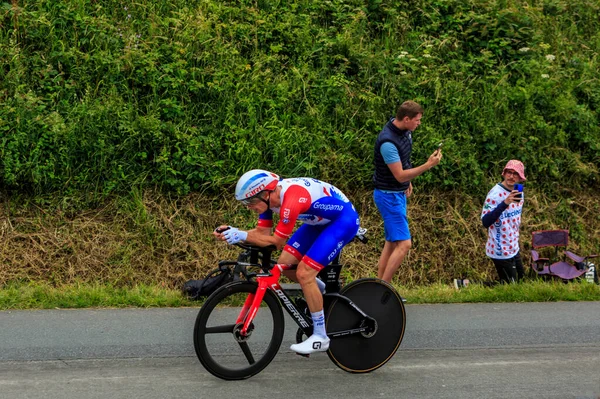 2021年6月30日 法国卢韦内 2021年法国巡回赛第五阶段 个人计时赛 Groupama Fdj队的法国自行车手Arnaud Demare在雨中骑马 — 图库照片