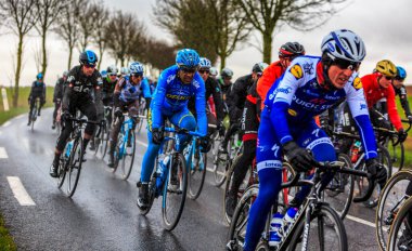 Angerville, Fransa - 6 Mart 2017: 6 Mart, 2017 Paris-Nice ikinci aşama sırasında bir ıslak yolda sürme peloton.