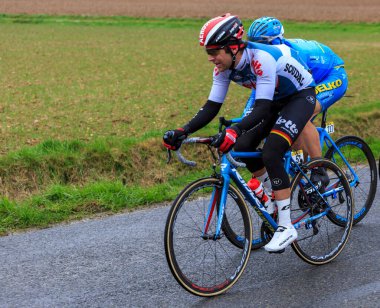 Chateau-Renard, Fransa - Mart 06.2017: İki bisikletçi (Lotto Soudal 'dan Tony Galopin, Delko Marseille Provence KTM' den Evaldas Siskevicius) Paris Nice 'in 2..