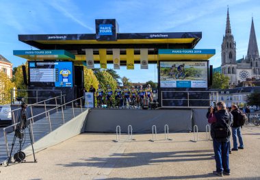 Chartres, Fransa - 13 Ekim 2019: Fransız bisiklet yarışı Paris-2019 'dan önceki takım sunumu sırasında Chartres, Fransa' da Vlaanderen-Baloise takımı podyumdadır.