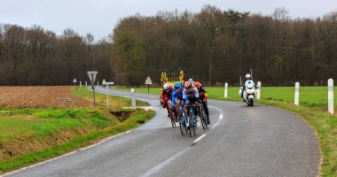 Chateau-Renard, Fransa-Mart 06,2017: beş bisikletçiler (loto Soudal Tony Galopin, Evaldas Siskevicius Delko Marsilya Provence KTM, Sven Erik Bystrom, Katusha Alpecin, Maartin Wynants, loto Nl-Jumabo, Philippe Gilbert çabuk ayrılıkçı
