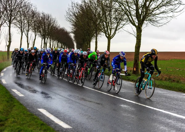 Angerville Francia Marzo 2017 Pelotón Que Monta Una Carretera Mojada —  Fotos de Stock