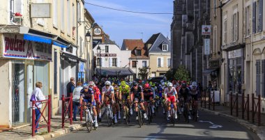 Bonneval, Fransa - 10 Ekim 2021: Paris-2021 yol bisikleti yarışı sırasında Bonneval 'da peloton sürmek.