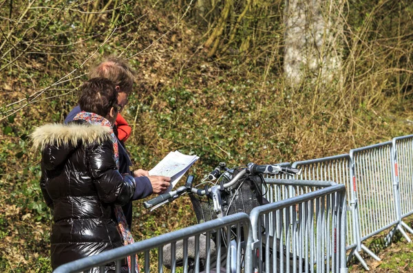 Wallers Arenberg France April 2015 Couple Spectators Analysing Race Course — Stock Photo, Image