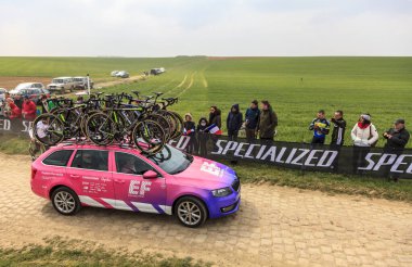 Viesly, Fransa - 14 Nisan 2019: EF Eğitim Birinci Takımı 'nın Paris Roubaix 2019' da Briastre 'den Viesly' ye kaldırım taşı yolda giden teknik arabası.