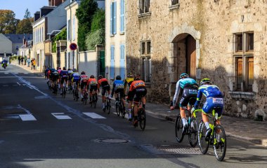 Bonneval, Fransa - 10 Ekim 2021: Paris-2021 yol bisikleti yarışı sırasında Bonneval 'da peloton sürüşünün arka görüntüsü.