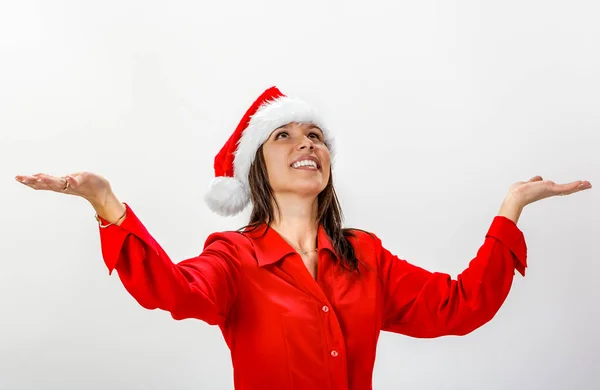 Porträt Eines Schönen Lächelnden Mädchens Mit Weihnachtsmütze Und Rotem Hemd — Stockfoto