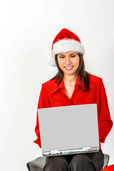 Młoda Kobieta Czerwone Ubrania Kapelusz Działa Laptopie — Zdjęcie stockowe