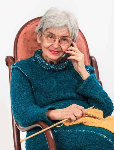 Portrait Senior Woman Mobile While Sitting Rocker Knitting — Stock Photo, Image
