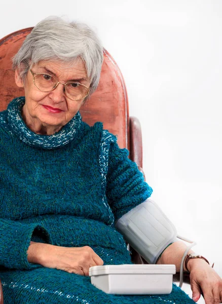 Portrait Old Woman Self Measuring Her Blood Pressure While Sitting — Stock Photo, Image