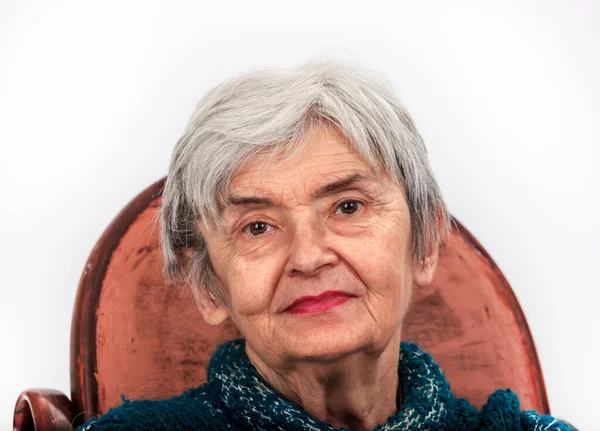 Portret Femeie Bătrână Încrețită Care Uită Cameră — Fotografie, imagine de stoc