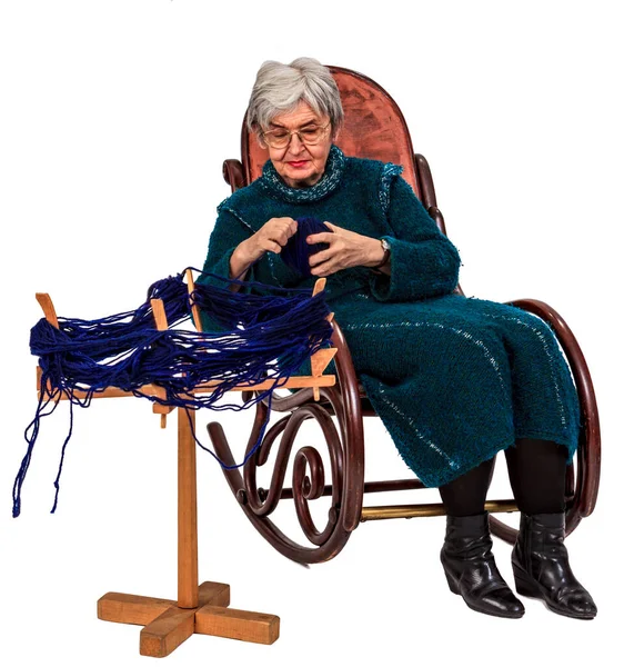 古い女性ロッカーの上に座ってと白い背景に対して隔離される リールを使用してスレッドのボールを作る — ストック写真