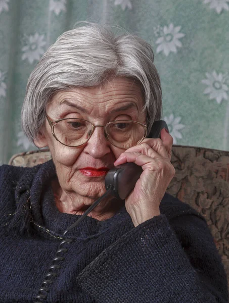 Porträtt Gammal Kvinna Oväntade Nyheter Sladd Telefon Hemma — Stockfoto