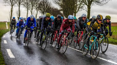 Angerville, Fransa - 6 Mart 2017: 6 Mart, 2017 Paris-Nice ikinci aşama sırasında bir ıslak yolda sürme peloton.