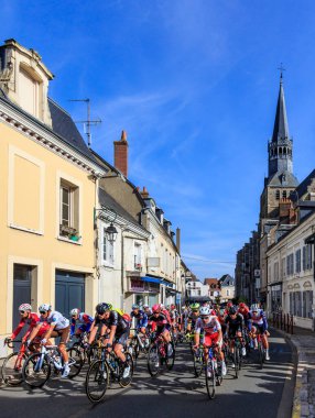 Bonneval, Fransa - 10 Ekim 2021: Paris-2021 yol bisikleti yarışı sırasında Bonneval 'da peloton sürmek.