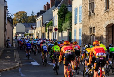 Bonneval, Fransa - 10 Ekim 2021: Paris-2021 yol bisikleti yarışı sırasında Bonneval 'da peloton sürüşünün arka görüntüsü.