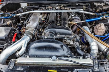 Bir yarış arabasının yakın plan görüntüsü