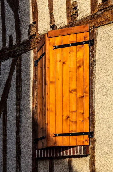 图为法国中部Eure Loir省的一个小镇Brou的一座传统的半木制农村房屋的窗户上的木制百叶窗 这张照片是我的 法国的小地方 项目的一部分 你可以在我的画廊找到更多这样的照片 — 图库照片
