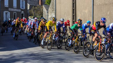 Allainville-en-Beauce, Fransa-3 Mart 2022: Christophe Laporte (Sarı Jersey) ve Primoz Roglic (Yeşil Jersey ve Zaman Deneme Olimpiyatları Şampiyonu) Jumbo-Visma takımının 2..