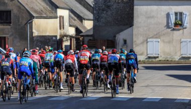 Allainville-en-Beauce, Fransa-3 Mart 2022: Paris Nice 2022 'nin ikinci evresinde peloton sürüşünün arka görüntüsü.