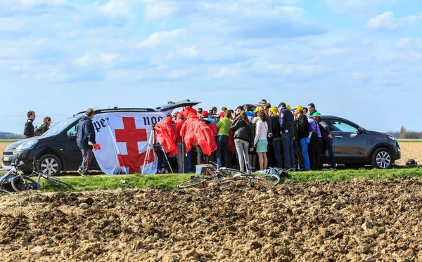 Wallers Arenberg França Abril 2015 Pessoas Lotadas Torno Dois Aotumobiles — Fotografia de Stock