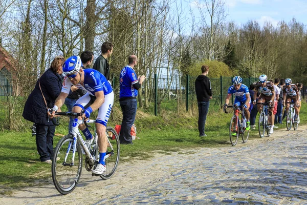 Carrefour Arbre Francia Abril 2015 Imagen Grupo Cuatro Ciclistas Famoso — Foto de Stock