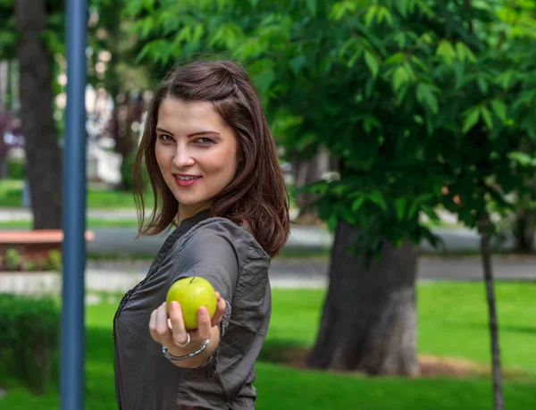 Jeune Femme Souriante Offrant Une Pomme Verte Extérieur Dans Parc — Photo