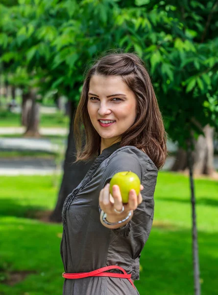 Mladá Usměvavá Žena Nabízí Zelené Jablko Venku Parku Létě — Stock fotografie